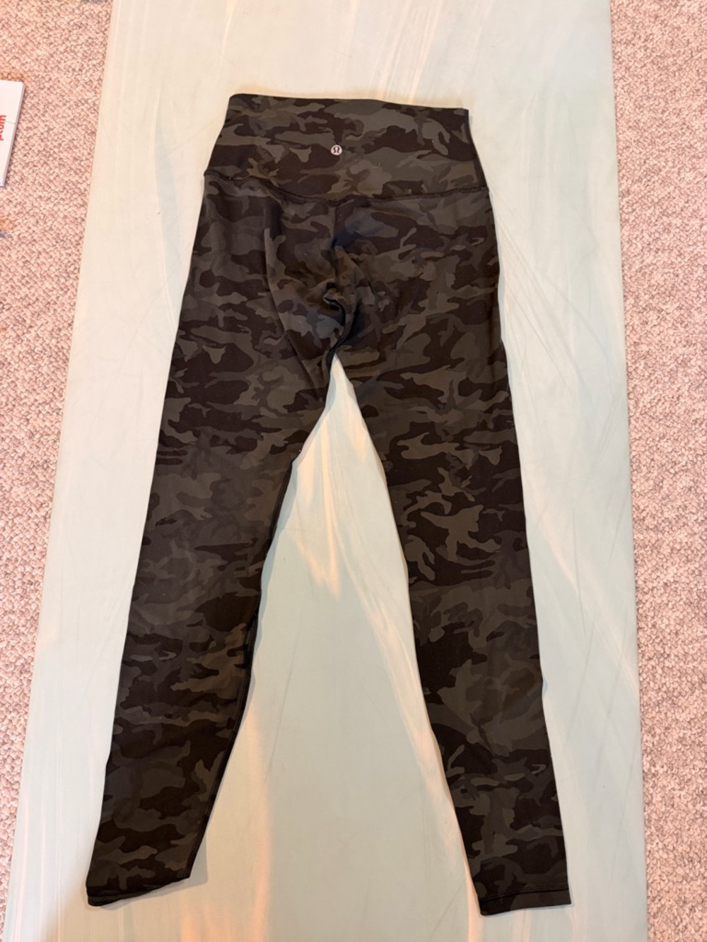 lululemon athletica Dark Green Camo Leggings - great shape! Size 6 - Picture 3 of 5